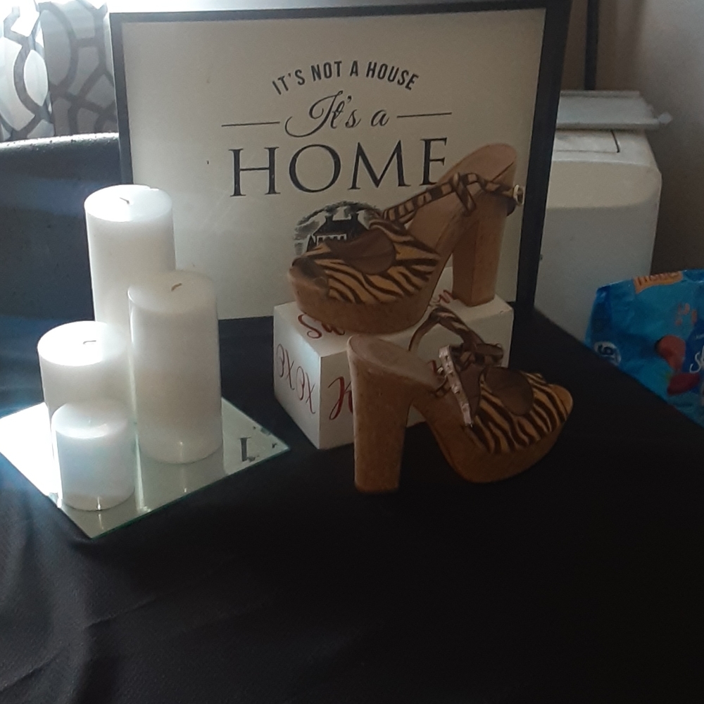 Vince Camuto: brown zebra print heals brand new - Picture 2 of 8